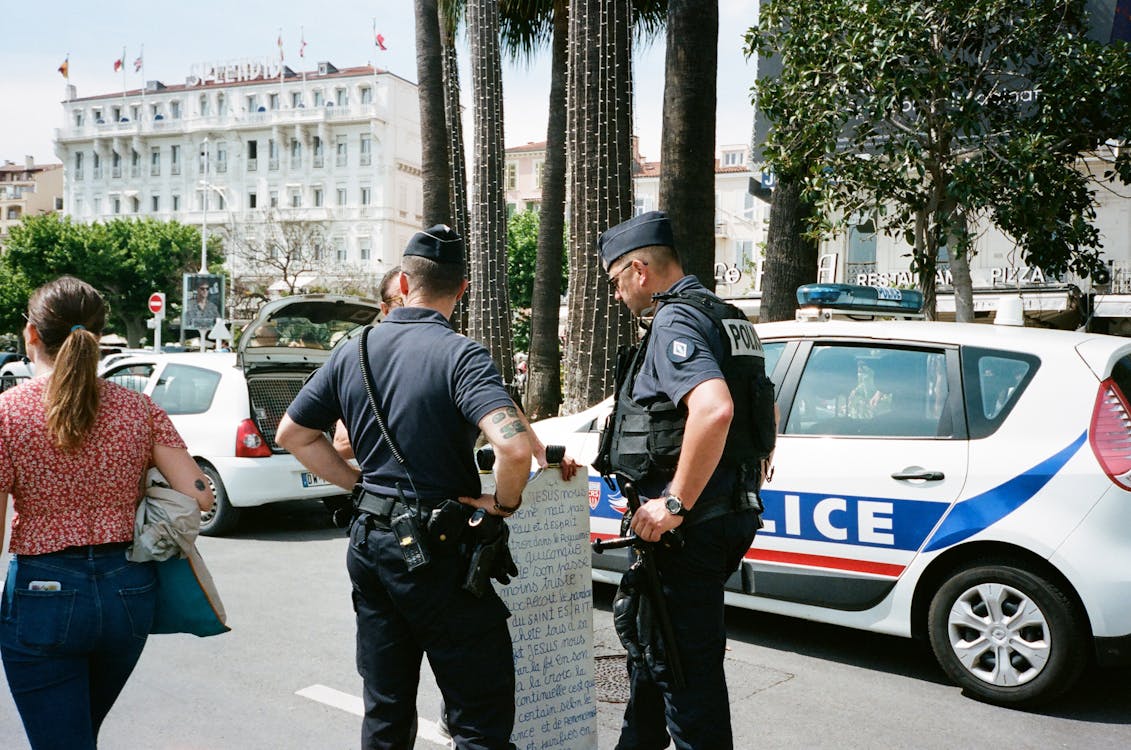 ▼警方在查核身分時，發現男子是通緝犯。（示意圖／pexels)