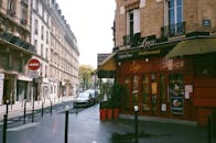 这条街风景如画，拥有迷人的欧洲建筑和舒适的咖啡馆