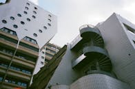 现代城市建筑的高架视图，展现螺旋楼梯与几何设计