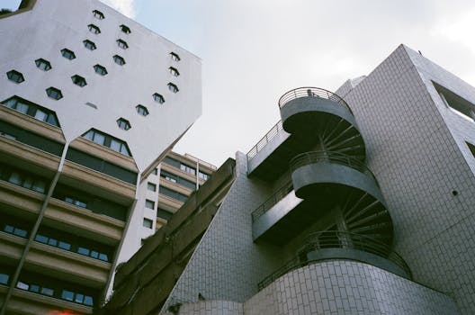 现代城市建筑的高架视图，展现螺旋楼梯与几何设计