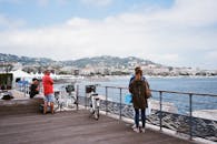 在法国戛纳的海边，人们享受着悠闲的一天