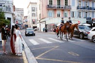 城市街道上，行人、汽车、骑警和历史建筑交织在一起