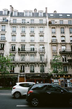 街景中，经典的城市建筑立面与行驶的车辆共同展现了城市生活