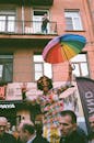 街头节日期间，充满活力的游行表演者高兴地挥舞着彩虹伞