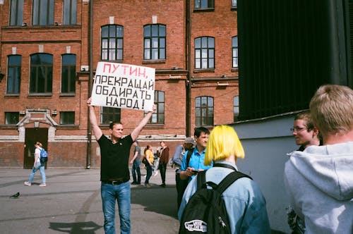 Mężczyzna Stojący Na Zewnątrz Trzymając Oznakowanie