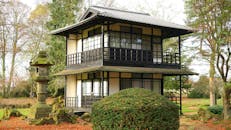 英国宁静花园中坐落着一座美丽的日本茶馆