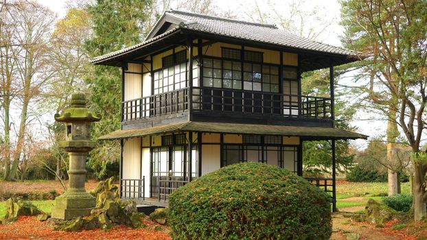 英国宁静花园中坐落着一座美丽的日本茶馆