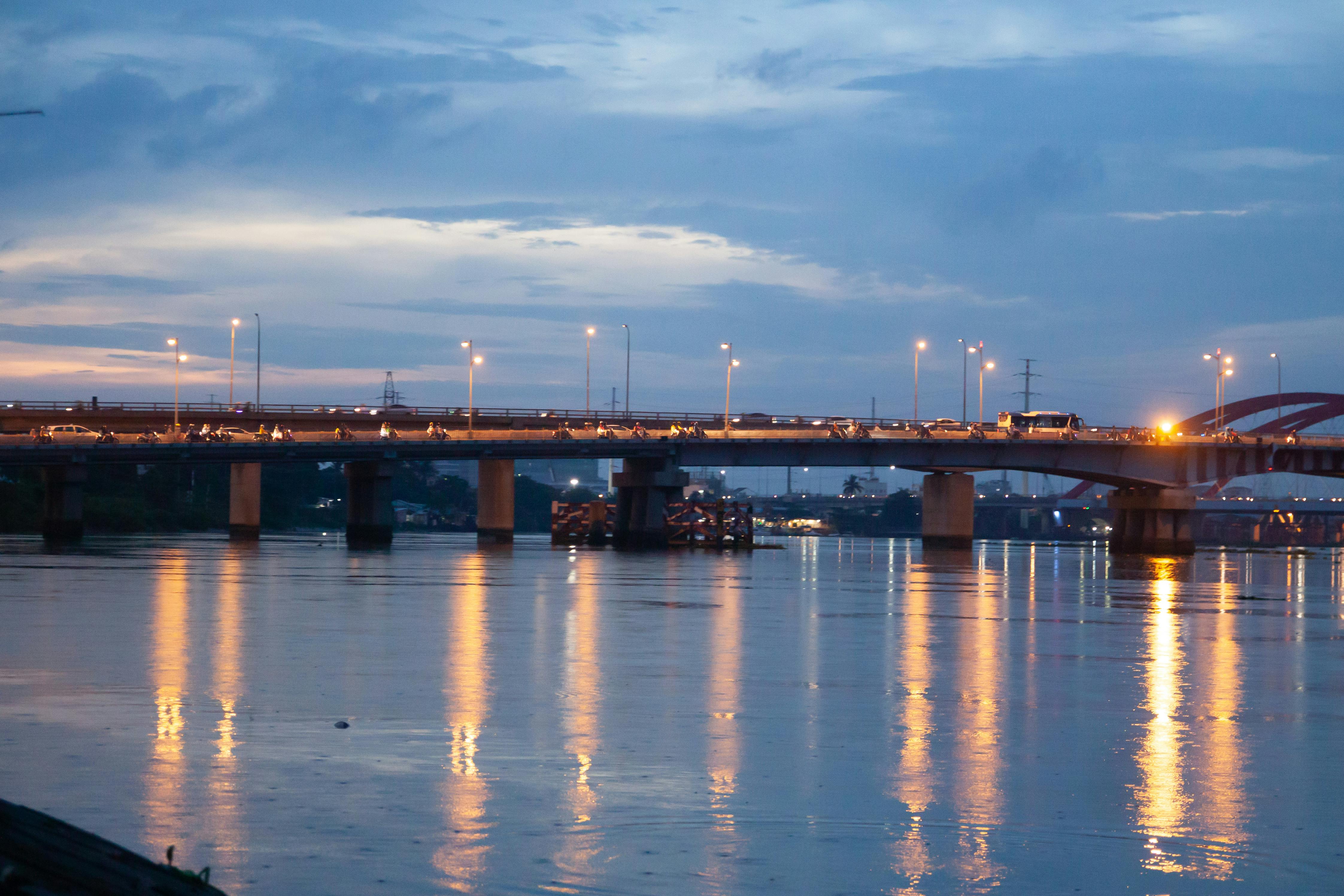 Câmeras de segurança em uma rua movimentada da cidade, simbolizando vigilância tecnológica