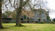 在英国乡村，一座历史悠久的豪宅绿树成荫，树木成熟