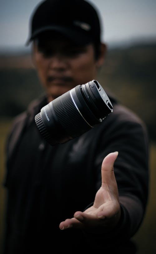 Uomo Che Getta L'obiettivo Nero Della Fotocamera Dlsr