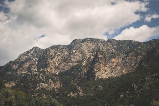 崎岖山脉的天空中飘着云，这风景捕捉了荒野的自然之美