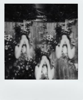 一张模糊的图像中，三个女人闭着眼睛，被鲜花包围