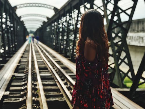 Безкоштовне стокове фото на тему «жінка, залізниця, міст»