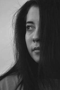 一位长发、眼神富有表情的女人的戏剧性黑白肖像