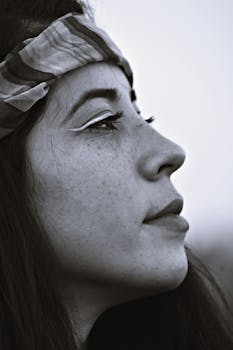 醒目的单色轮廓肖像突显了戴头带的女人的五官