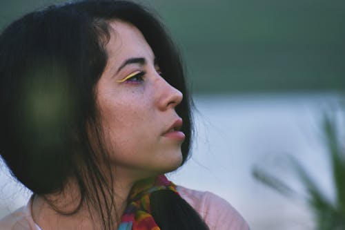Foto De Primer Plano De Mujer Con Delineador De Ojos Amarillo