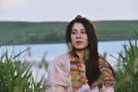 一位年轻女子围着五颜六色的围巾，在户外享受宁静的一天