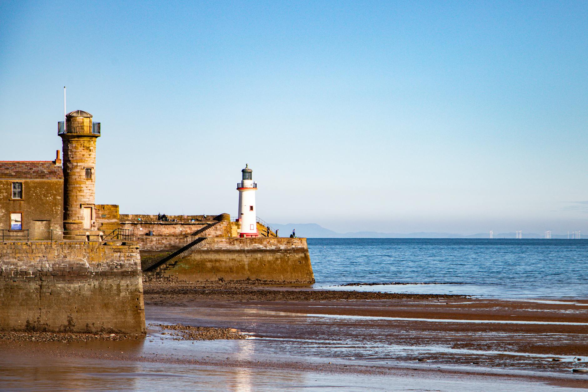 https://www.pexels.com/photo/whitehaven-lighthouses-on-the-seashore-in-cumbria-england-24238295/