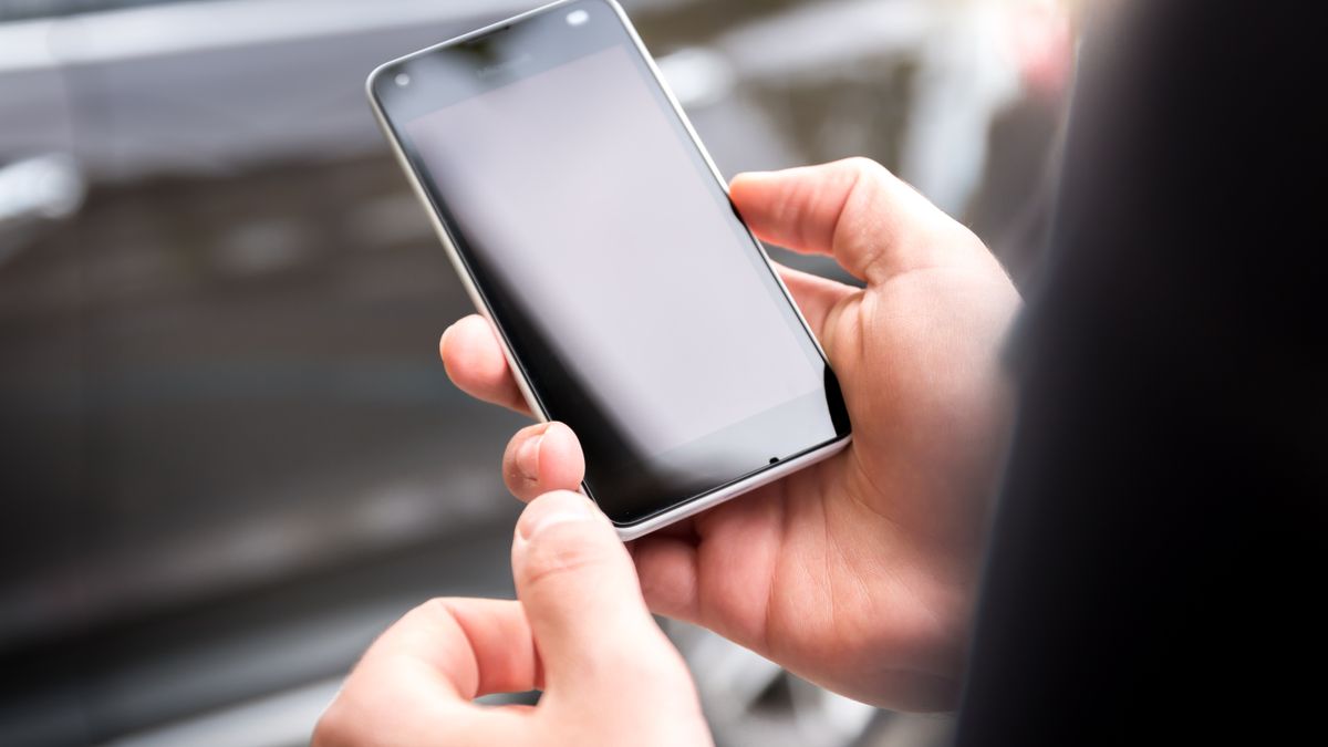 両手でスマートフォンを持って画面を操作している手元のイメージ