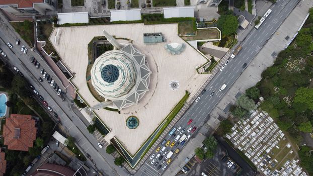 A stunning aerial view of a mosque with traffic in Istanbul, showcasing architecture and urban life.