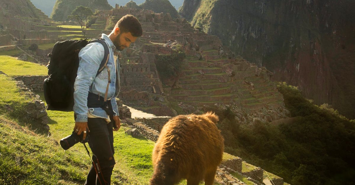 Foto Del Hombre Parado Cerca De La Llama Foto Del Hombre Parado Cerca De La Llama