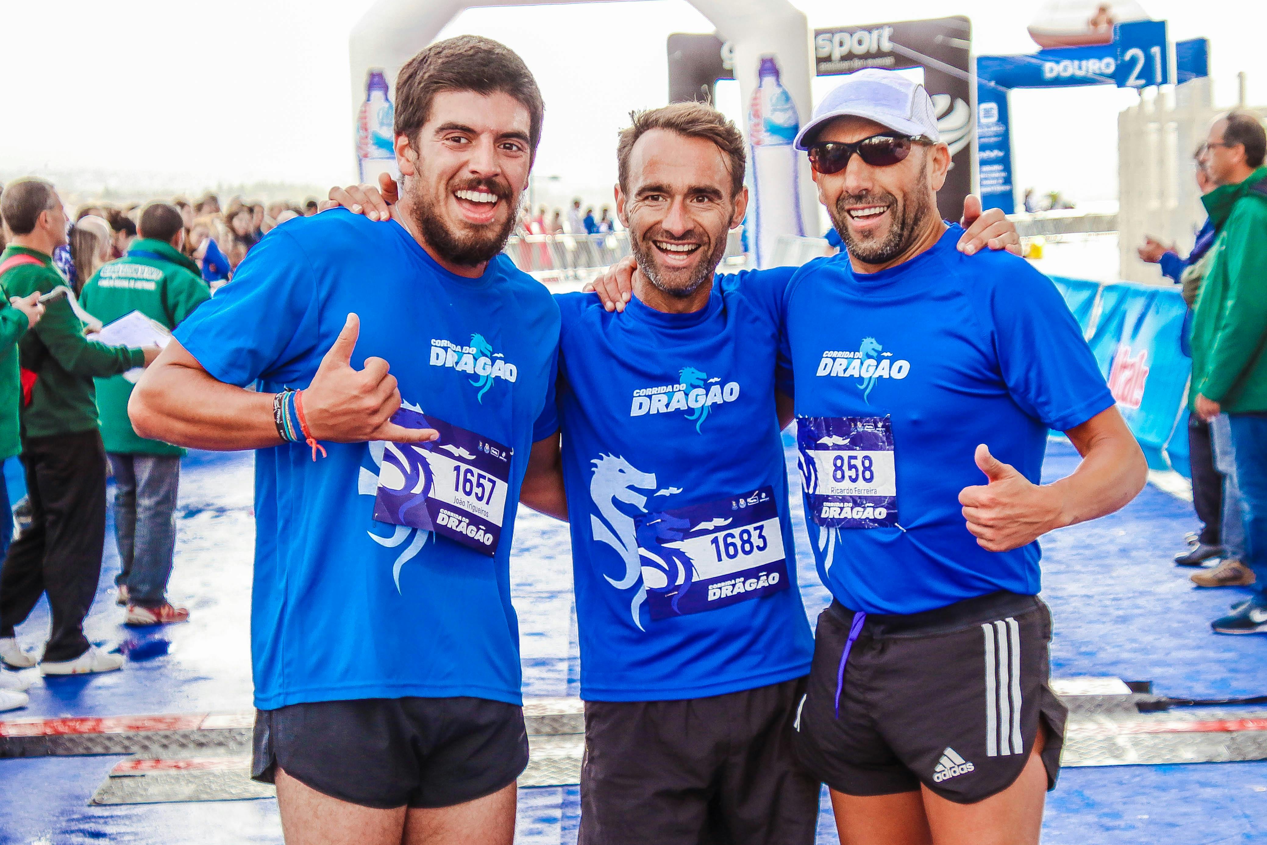 三名男子以微笑和友情庆祝马拉松比赛的成功