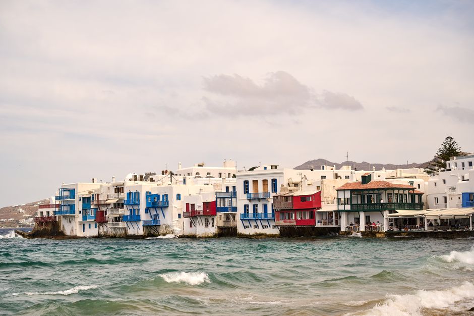 Mykonos legjobb strandjai és ikonikus szélmalmai – Little Venice Mykonos colorful buildings waterfront