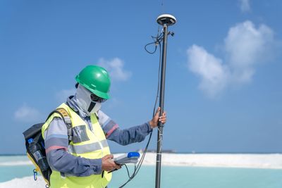 Equipo GPS de topografía en campo