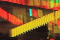 动态长曝光形成的光线条纹，以红黄两色创造出一种生动而抽象的视觉感受