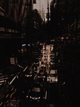 雨夜中，一张大气、黑暗的交通照片，映衬着反光表面和城市灯光