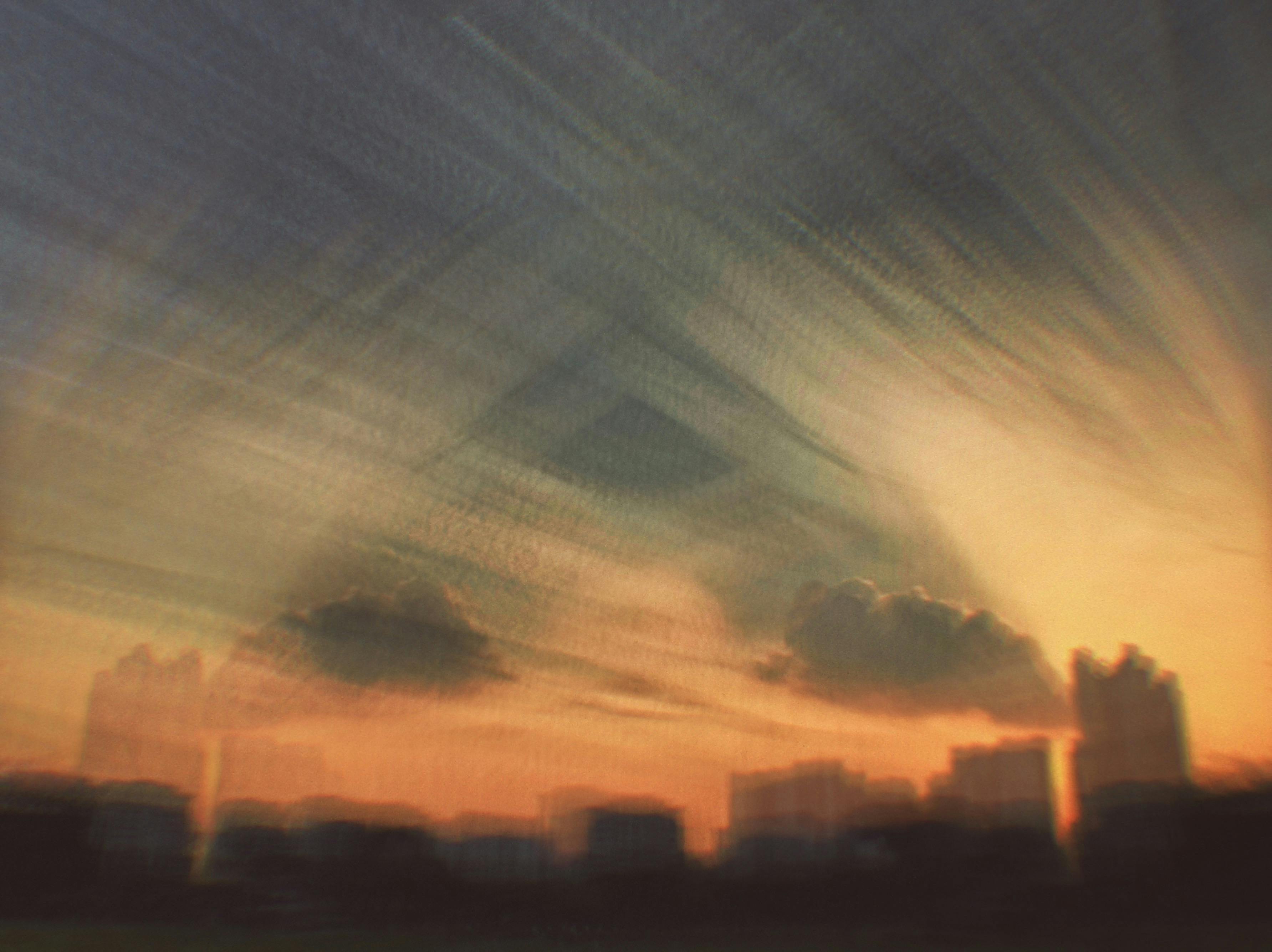 日落时分，建筑剪影与模糊天空构成了一幅戏剧性的抽象城市景观