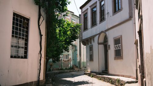 Free Sunlit narrow alley with traditional Ottoman houses in Ayvalik, Turkey. Stock Photo