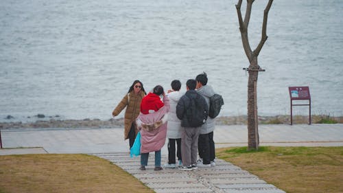 长江边上的游客们