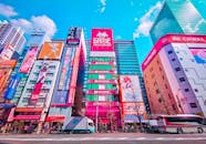 五颜六色的城市场景与东京的标志性建筑交相辉映