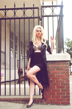 一位时尚女性在户外自信地倚着金属门摆姿势，尽显风格与优雅