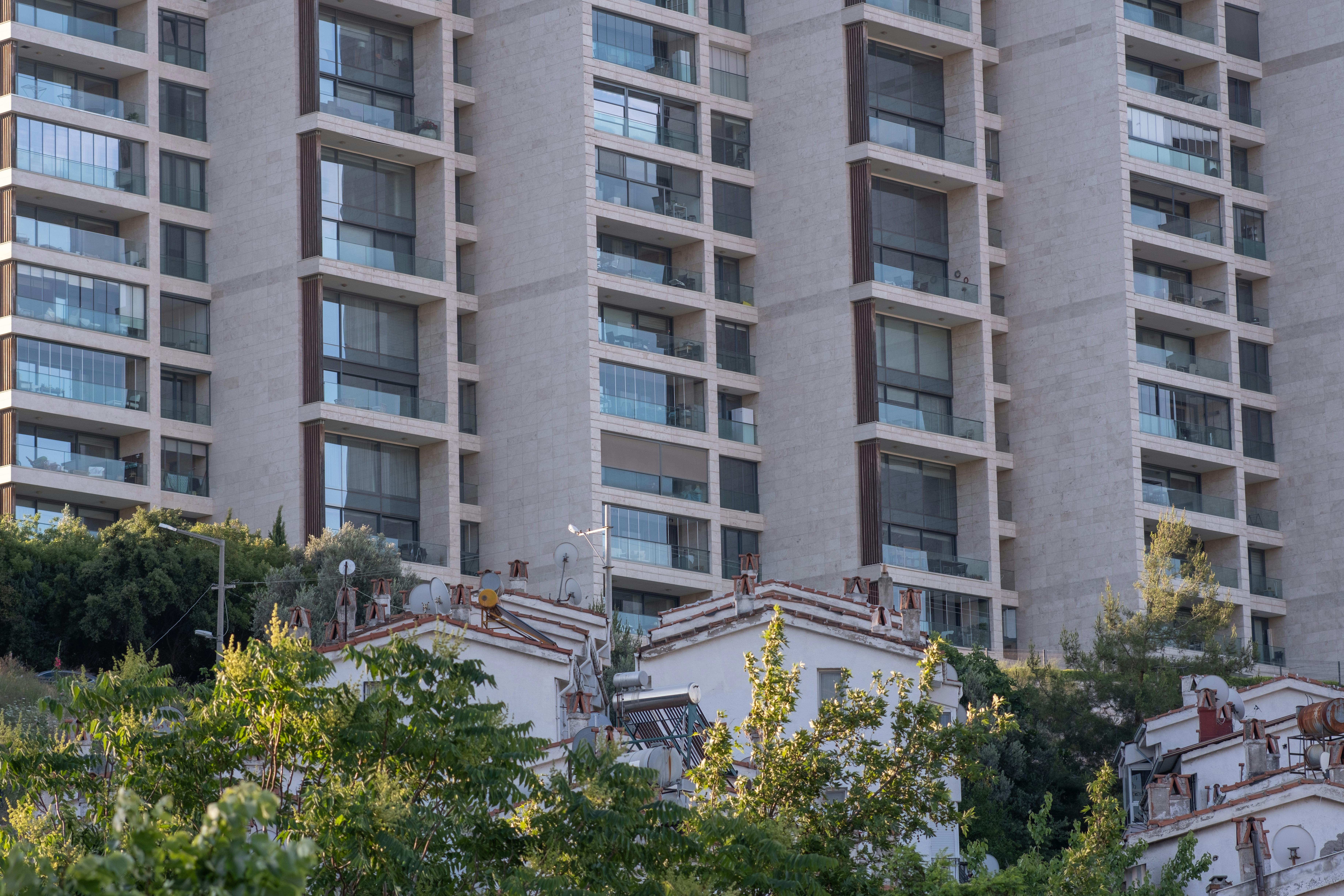 Mortgage rates rise as Iran conflict rattles confidence — Photo by Doğan Alpaslan  Demir on Pexels