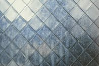 这张特写拍摄于韩国釜山，展现了带有几何图案的纹理金属表面