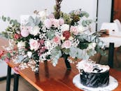 黑色蛋糕上的时尚花卉布置，非常适合浪漫场合和庆祝活动