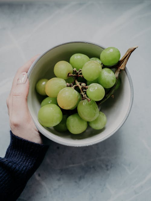 Kostnadsfri bild av gröna druvor, håller, hälsosam