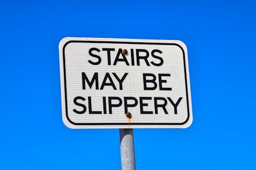標識   階段は滑りやすい可能性があります 