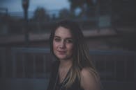 黄昏时分，科罗拉多斯普林斯户外，一个女人拍摄的宁静肖像