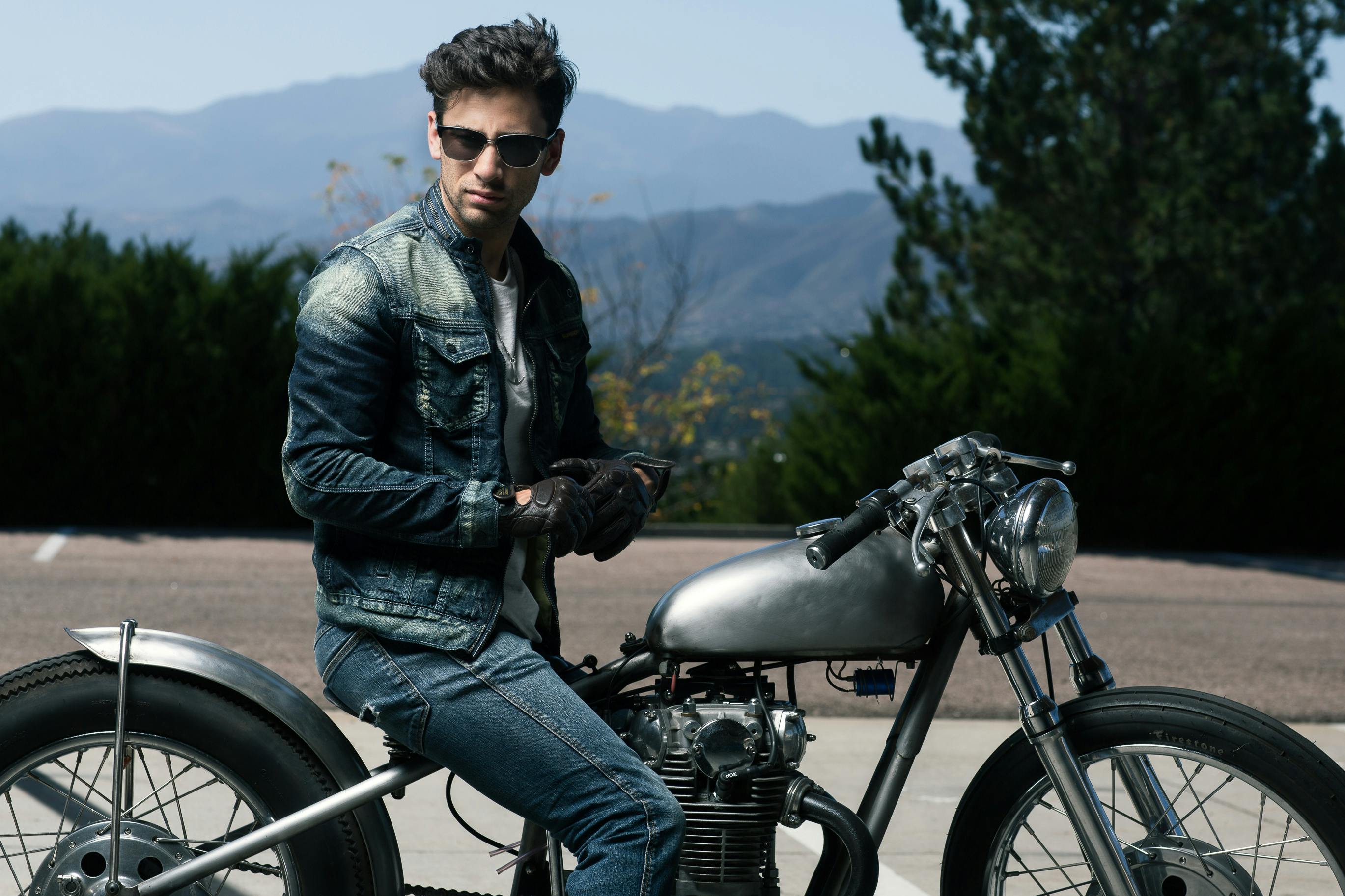 Hombre Vestido Con Gafas De Sol Deportivas Y Casco De Bicicleta Negro ·  Foto de stock gratuita