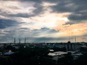 黄昏时的城市天际线，在戏剧性的云层和柔和的灯光衬托下，展现了城市建筑的魅力