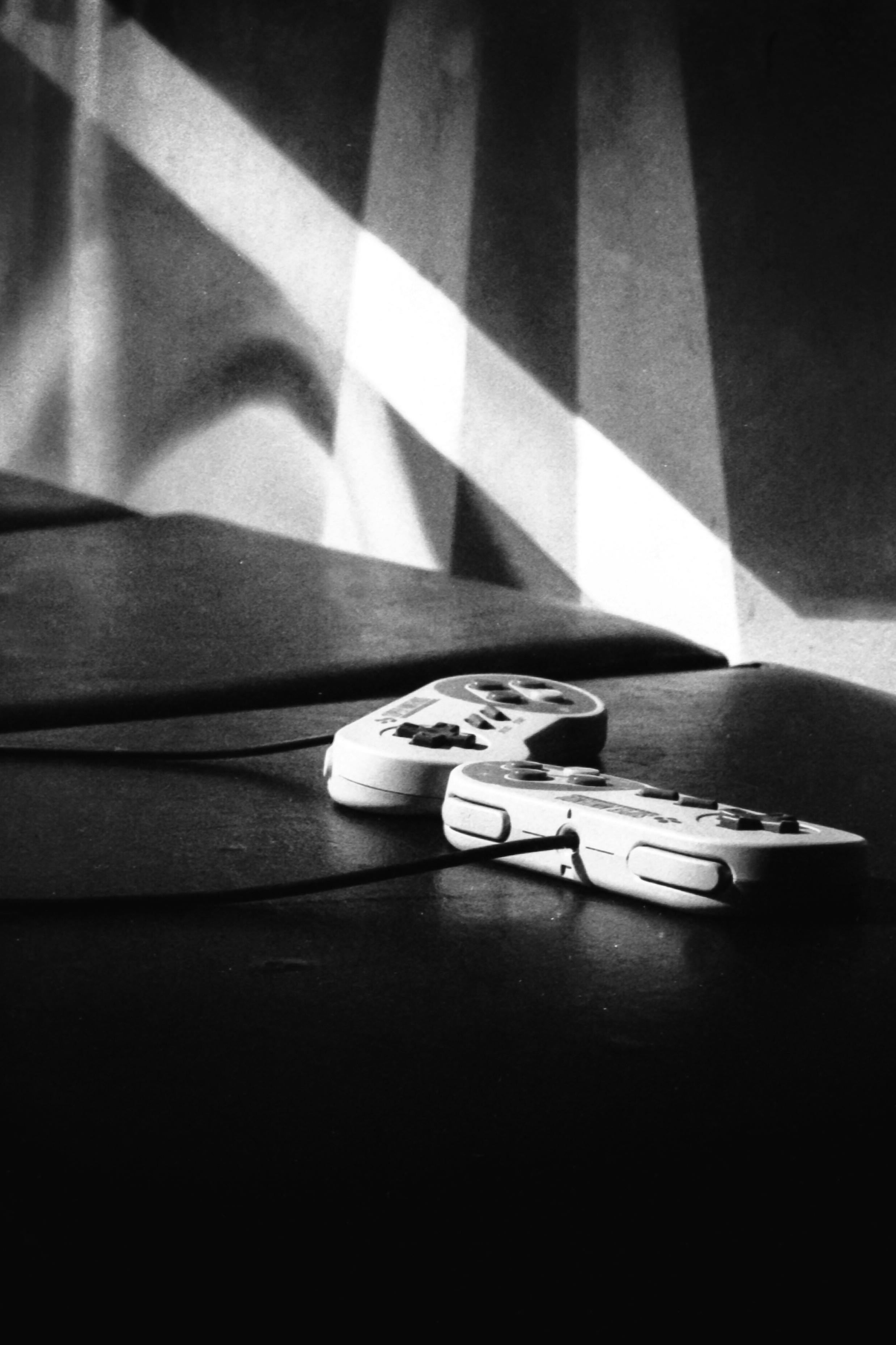 Kostnadsfria Spelkontroller Med Kablar Stock foto