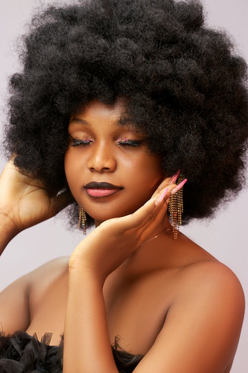 Kostenloses Stock Foto zu afro-haar, augen geschlossen, elegant