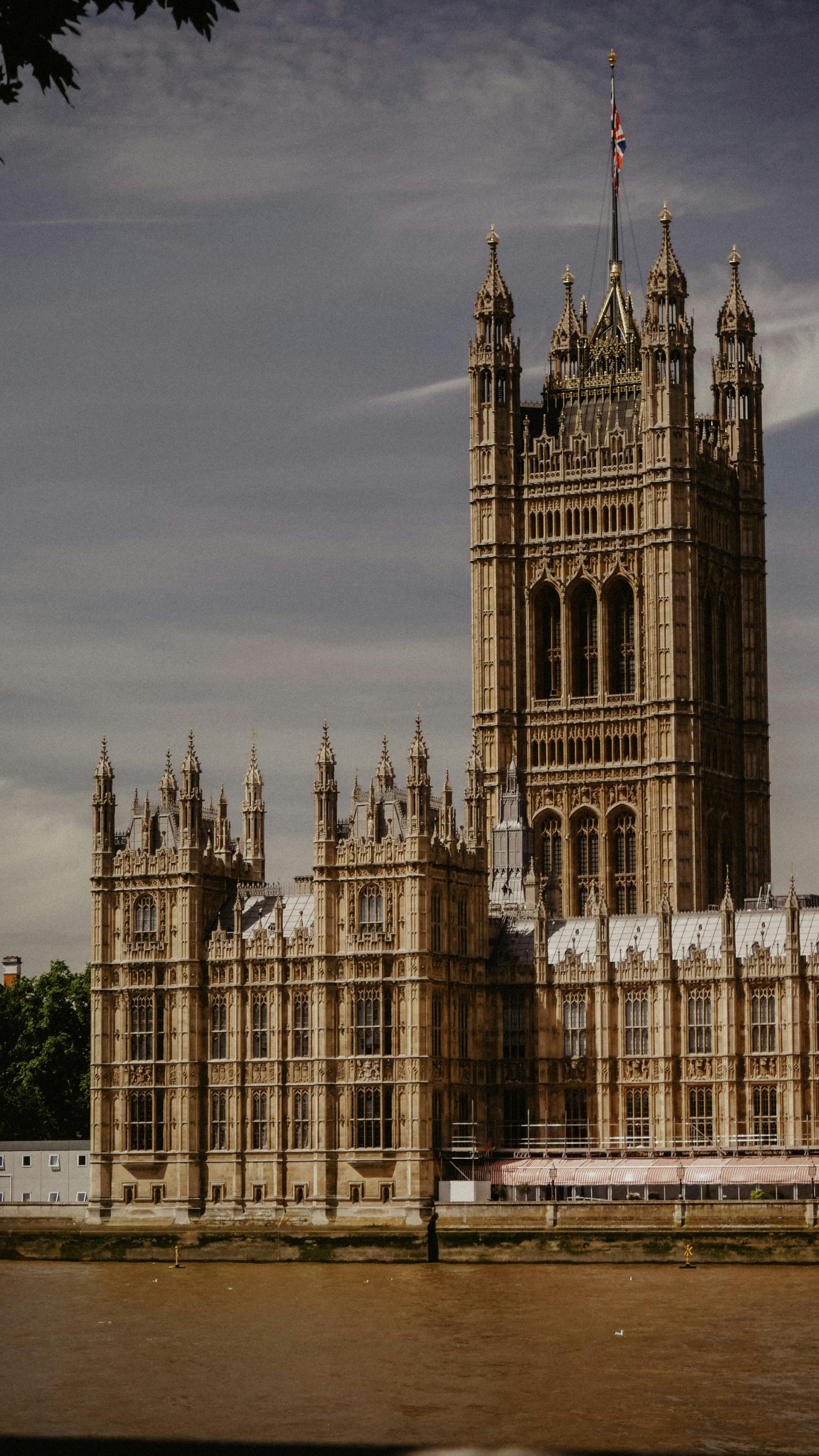 威斯敏斯特宫历史悠久，是伦敦哥特式建筑的典范