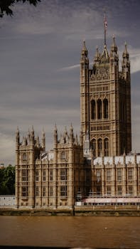 威斯敏斯特宫历史悠久，是伦敦哥特式建筑的典范