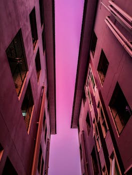 暮色天空充满活力，映衬在两座建筑之间