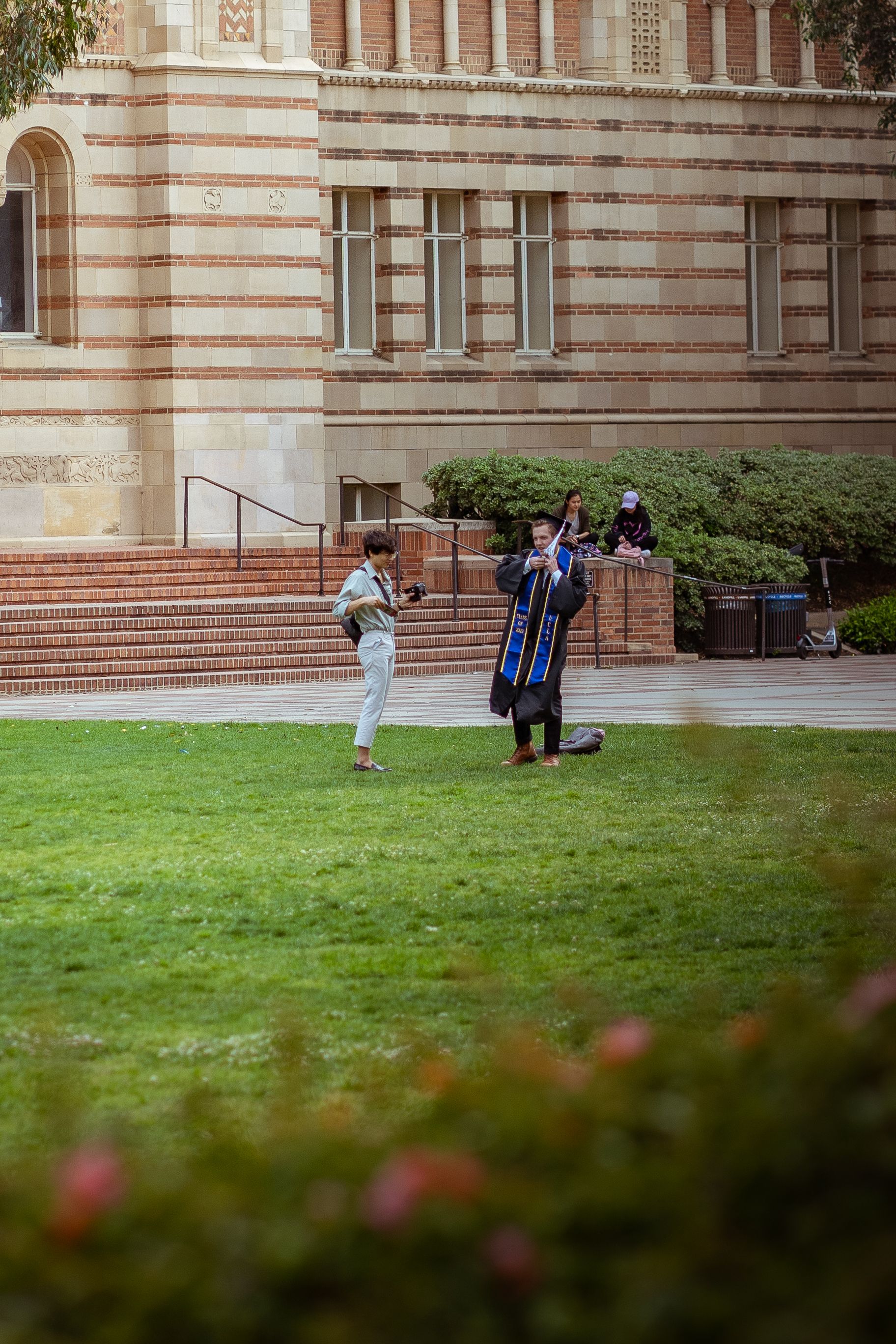 UCLA 校园草坪上的毕业生