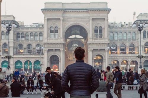 Milano şehir Merkezinde Duran Adam